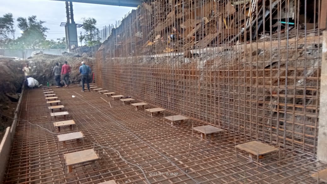Foundation reinforcement cage with cover blocks
